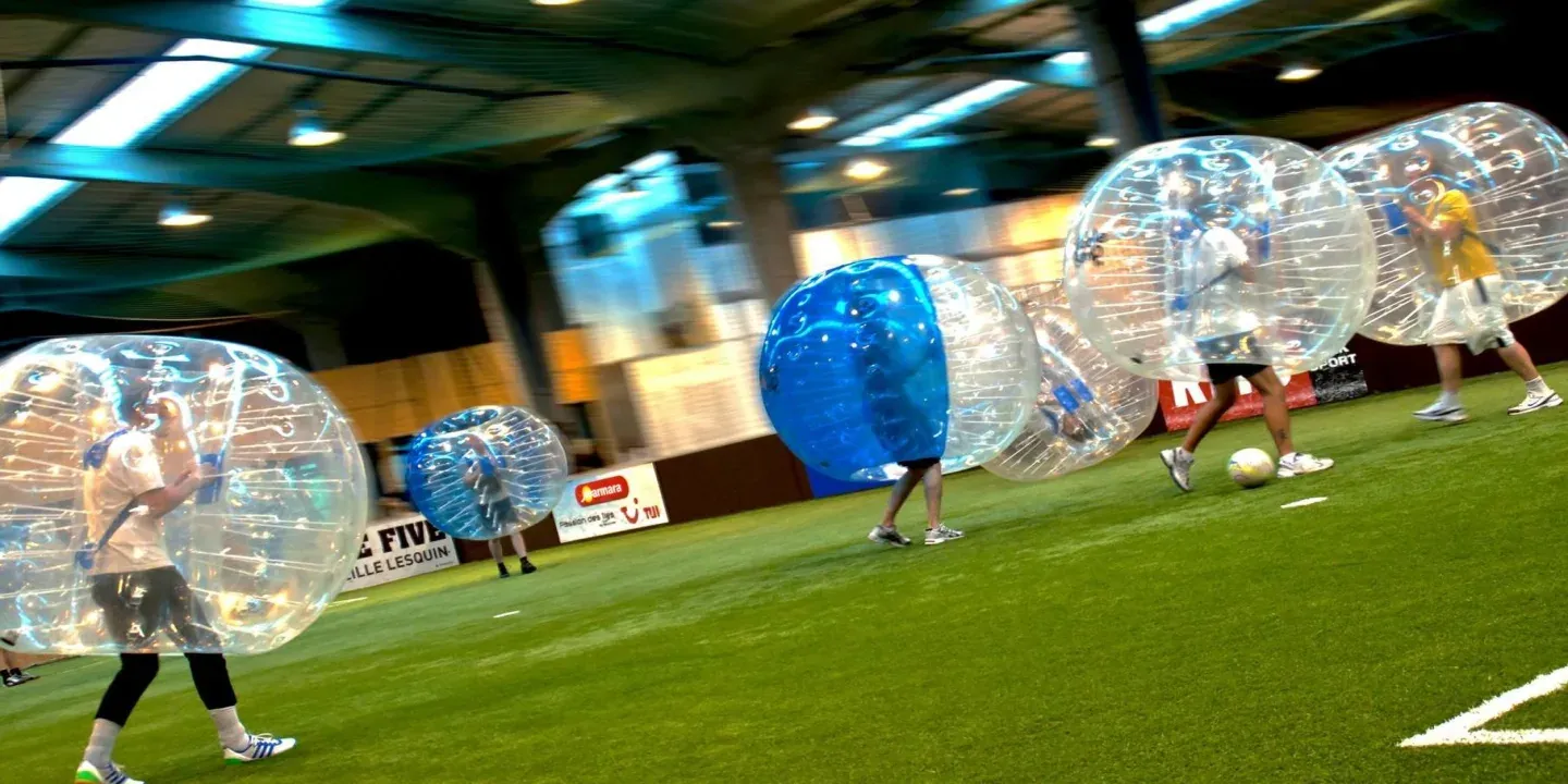 Partie de bubble foot sur le terrain indoor