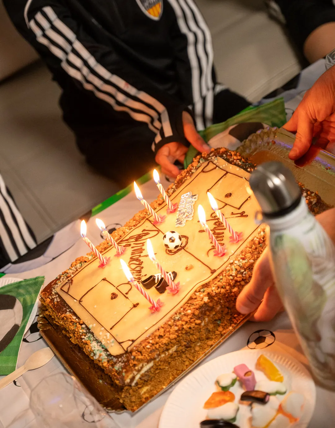 Gâteau d'anniversaire aux bougies allumées
