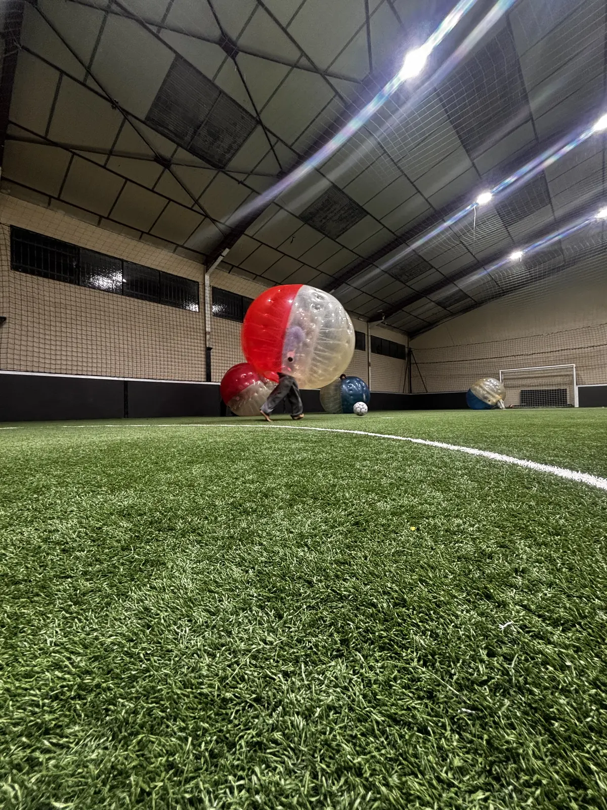 Bulle rouge et blanche en plein match, ballon au sol